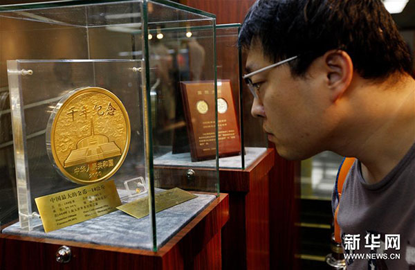 近日，由中國(guó)人民銀行貨幣金銀局主辦、中國(guó)印鈔造幣總公司承辦的“國(guó)幣之尊藝術(shù)之美”——人民幣硬幣發(fā)行60周年全國(guó)巡展在上海圖書館舉行，展示了自1957年12月1日正式發(fā)行人民幣硬幣起，已經(jīng)發(fā)行的4套流通硬幣、96個(gè)品種108枚普通紀(jì)念幣和2000余種貴金屬紀(jì)念幣。