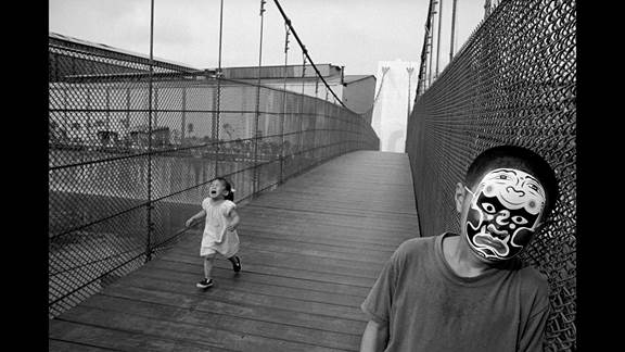 說明: Macintosh HD:Users:chendong:Desktop:張乾琦 工作坊:工作坊:官方作品:中文圖說:不存在的戰(zhàn)爭:6. 張乾琦，“不存在的戰(zhàn)爭”視頻截圖，2017.jpg