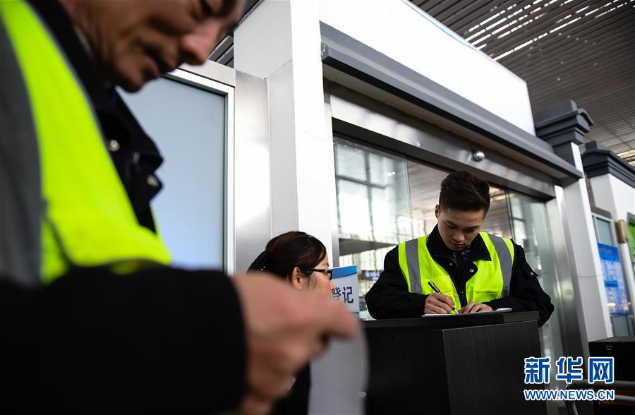 （關(guān)注春運(yùn)·圖片故事）（3） 奔跑吧！高鐵送餐小哥