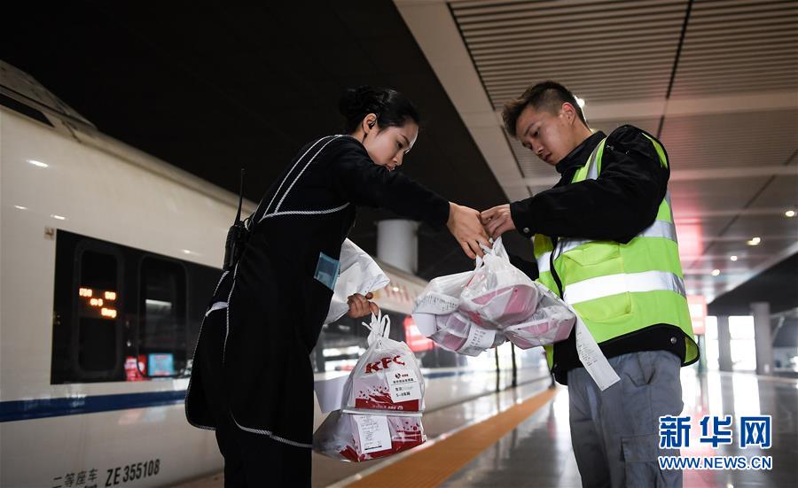 （關(guān)注春運(yùn)·圖片故事）（8） 奔跑吧！高鐵送餐小哥