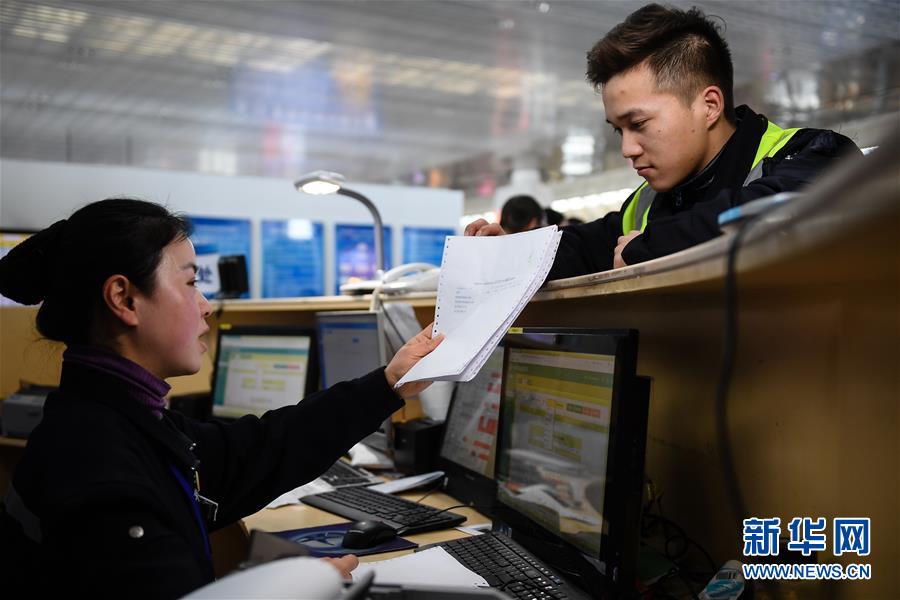 （關(guān)注春運(yùn)·圖片故事）（1） 奔跑吧！高鐵送餐小哥