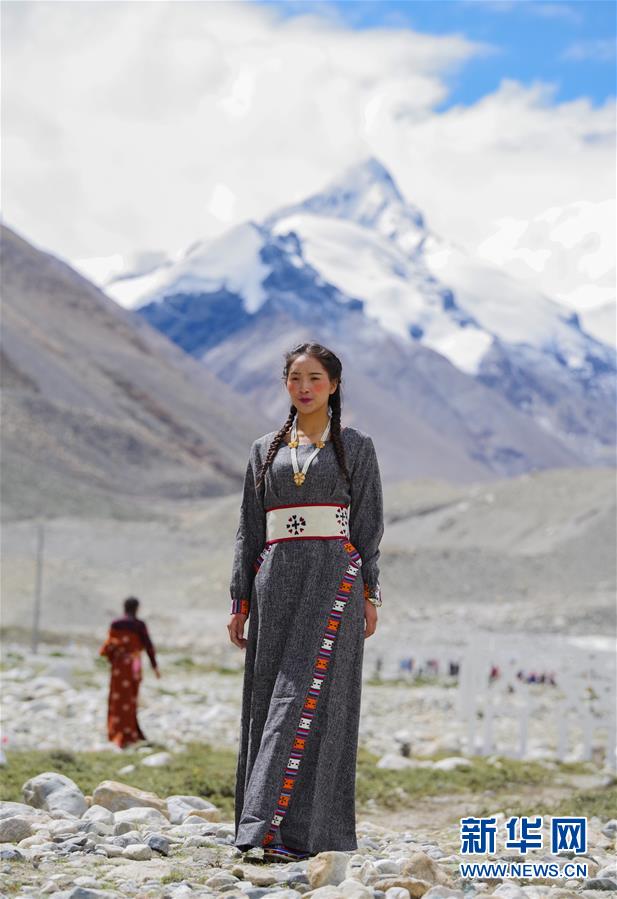 （文化）（3）“格?；ㄩ_”西藏民族服飾秀亮相珠峰大本營(yíng)