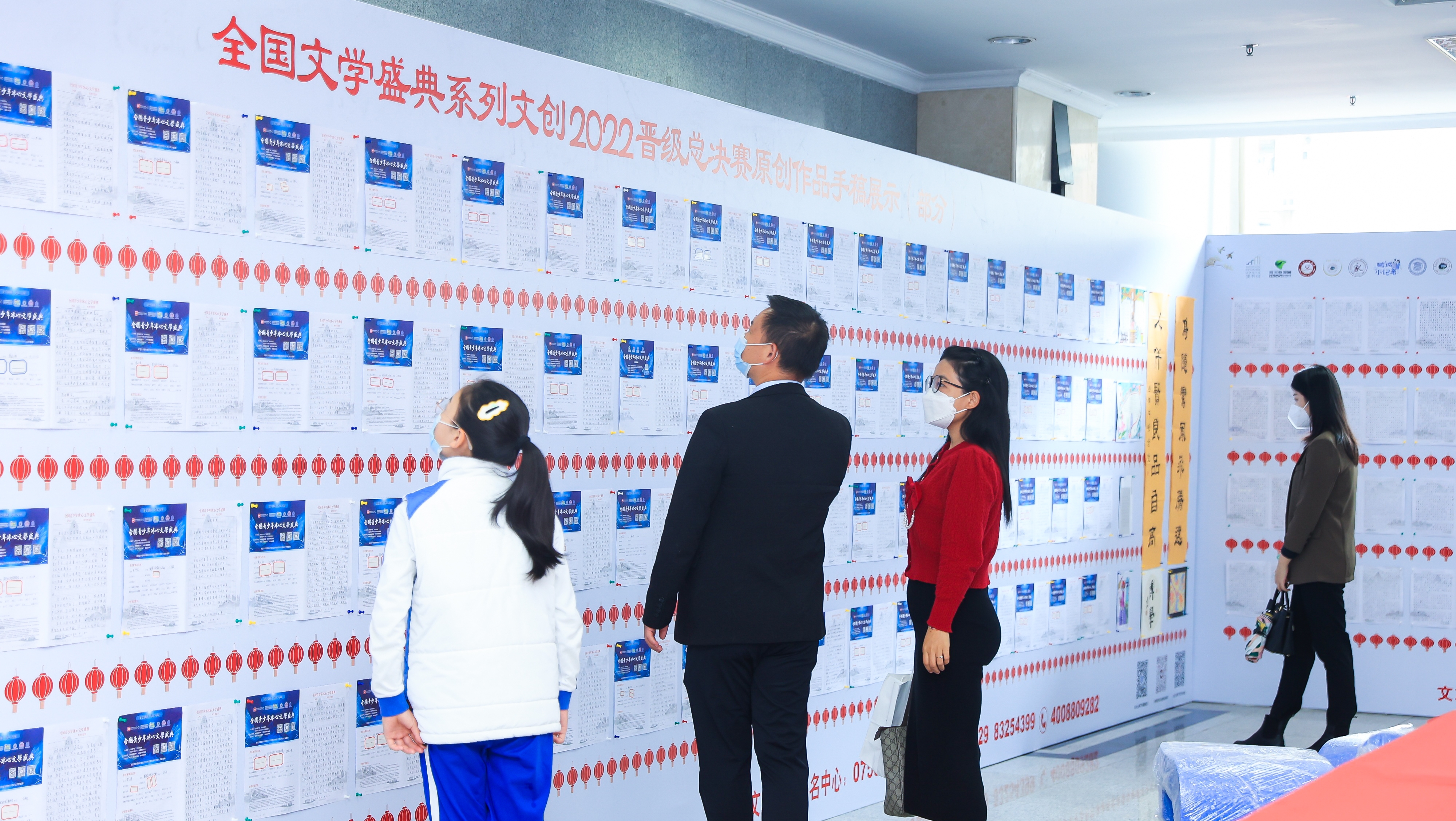 與會的領(lǐng)導(dǎo)嘉賓、師生文友共同走進(jìn)全國文學(xué)盛典年度慶典現(xiàn)場展示區(qū)